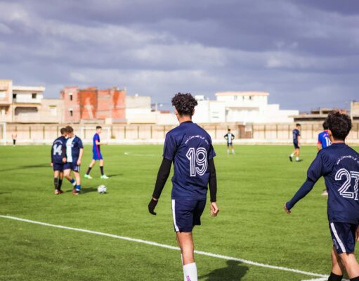 CAN U17 Maroc : un guide pour suivre le parcours de l’équipe nationale Equipe nationale marocaine des moins de 17 ans en train de jouer au football