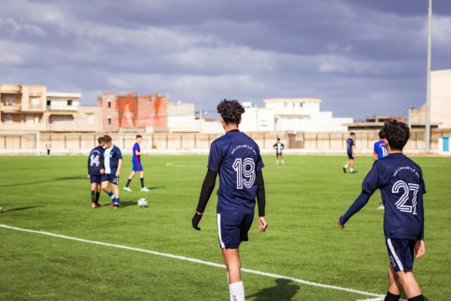 Equipe nationale marocaine des moins de 17 ans en train de jouer au football