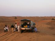 Le Maroc, première destination touristique africaine : pourquoi cette attraction continue d’augmenter Famille sur camel en Sahara marocain, médinas au fond