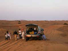 Le Maroc, première destination touristique africaine : pourquoi cette attraction continue d’augmenter Famille sur camel en Sahara marocain, médinas au fond