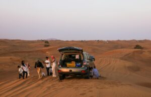 Le Maroc, première destination touristique africaine : pourquoi cette attraction continue d’augmenter Famille sur camel en Sahara marocain, médinas au fond