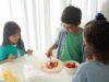 Recette traditionnelle des msemen : pas à pas vers la perfection Famille algérienne en train de préparer des msemen, délicieux plats crépés à base de farine et de beurre