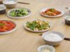 Menu du jour, 9 mai : une escapade gourmande entre Asie et Maghreb Table gourmande décorée avec des plats de cuisine asiatique et maghrébine
