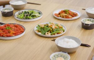 Menu du jour, 9 mai : une escapade gourmande entre Asie et Maghreb Table gourmande décorée avec des plats de cuisine asiatique et maghrébine