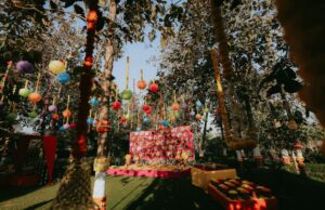 Expérience de mariage en Inde : un voyage vers l’humanité Colorful and animated Indian traditional wedding ceremony, filled with music, aromas, and vibrant colors