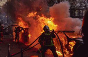 Le Numidia, un restaurant algérien emblématique ravagé par les flammes à Paris : Un appel à la solidarité Damaged Algerian restaurant Numidia in Paris amidst fire debris