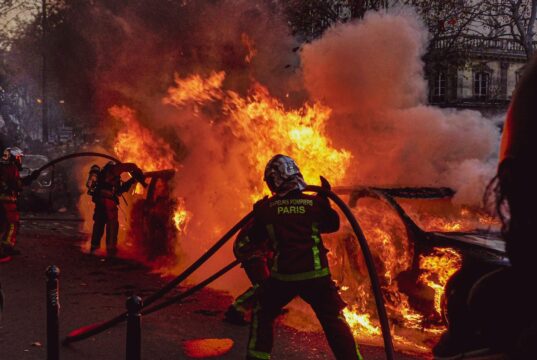 Le Numidia, un restaurant algérien emblématique ravagé par les flammes à Paris : Un appel à la solidarité Damaged Algerian restaurant Numidia in Paris amidst fire debris