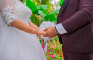 Guide pratique pour planifier un mariage traditionnel maghrébin en France Famille traditionnelle maghrébine préparant un mariage en France