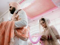 Mariage Sikhs et local : une cérémonie unique à Bali pour les lecteurs maghrébins de la diaspora Sikh-Balinese wedding ceremony in Bali, featuring a couple exchanging vows under a decorated mandap with Balinese decorations