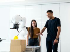 Les talents tunisiens en IA : un rayonnement mondial pour l’intelligence artificielle Talented Tunisian AI experts collaborating on a project at a high-tech lab