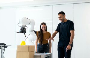 Les talents tunisiens en IA : un rayonnement mondial pour l’intelligence artificielle Talented Tunisian AI experts collaborating on a project at a high-tech lab
