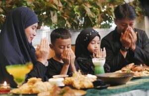 L’Aïd el-Kébir : quand se fêtera la principale fête musulmane en 2026? Muslim family celebrating Aid El Kebir in 2026
