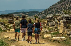 Voyage en Algérie : expériences de touristes français et conseils pratiques Famille française visiteur algérien site archéologique