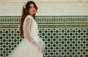 Le mariage kabyle d’un influencéur : une expérience inoubliable Influenceur assis au cours d'un mariage kabyle
