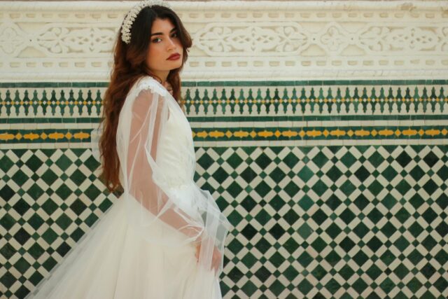 Influenceur assis au cours d'un mariage kabyle