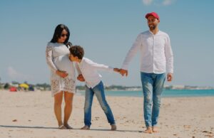 L’été algérien : records et complications à la Tunisie Famille algérienne sur plage tunisienne, face à la montagne et au ciel chaud