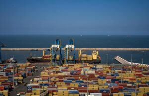 Le Corinthian accoste à Alger : un événement maritime historique incontournable pour les lecteurs maghrébins de la diaspora Corinthian ship docking at the port of Algiers, gathering Maghrebi diaspora members