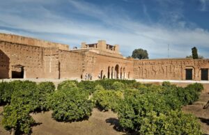Le tourisme marocain bat des records historiques avec une croissance exponentielle Famille étrangère visitant Marrakech, Maroc bat des records historiques de tourisme exponentiel