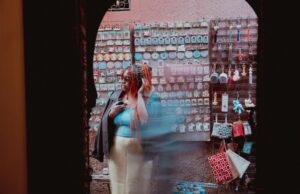 La boutique d’artisanat marocain de Cherbourg-en-Cotentin : une source de produits traditionnels et culturels Une boutique d'artisanat marocain avec des tapis et des poteries traditionnels