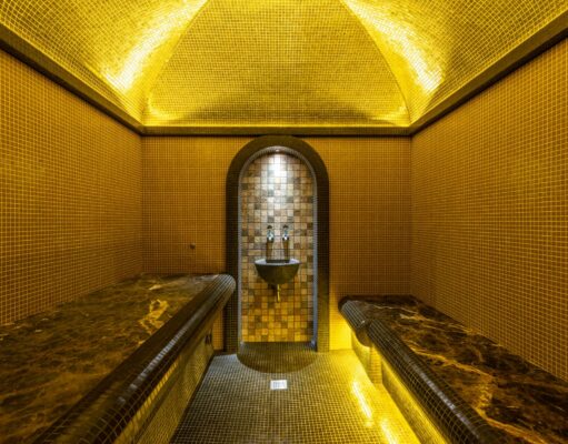 Le nouveau hamman Aquarelle Sainte-Ménehould : un sanctuaire de repos et de beauté pour la communauté maghrébine Femme se reposant dans un hamman Aquarelle Sainte-Ménehould