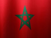 Nouvelle coopération culturelle franco-marocaine : un pas en avant pour nos deux pays French and Moroccan officials shaking hands in front of a cultural monument