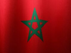 Nouvelle coopération culturelle franco-marocaine : un pas en avant pour nos deux pays French and Moroccan officials shaking hands in front of a cultural monument