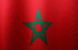 Nouvelle coopération culturelle franco-marocaine : un pas en avant pour nos deux pays French and Moroccan officials shaking hands in front of a cultural monument