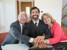 Issad Rebrab et sa famille : classés douzièmes dans le classement Forbes 2026 des fortunes arabes Issad Rebrab et sa famille devant le logo de Cevital, leur entreprise algérienne classée douzième fortune arabe Forbes 2026