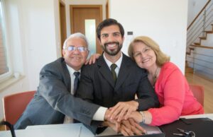 Issad Rebrab et sa famille : classés douzièmes dans le classement Forbes 2026 des fortunes arabes Issad Rebrab et sa famille devant le logo de Cevital, leur entreprise algérienne classée douzième fortune arabe Forbes 2026
