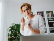 Facture téléphonique surprise de 48.000 euros après un voyage au Maroc : quelles solutions ? Surprised Maghrebi family viewing high Maroc Telecom bill after return from trip