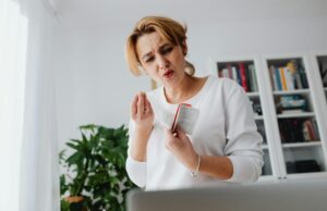 Facture téléphonique surprise de 48.000 euros après un voyage au Maroc : quelles solutions ? Surprised Maghrebi family viewing high Maroc Telecom bill after return from trip