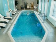 L’Aquarelle se refait une beauté et un nouveau hammam dans Sainte-Ménehould : un retour au charme traditionnel maghrébin Femme se reposant dans un hammam maghrébin récemment ouvert à Sainte-Ménehould