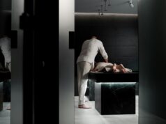 Nouvelle gestion pour le spa De A à Zen à Vitré : une approche de bien-être moderne Woman enjoying a modern spa treatment at De A à Zen in Vitré, Bretagne