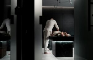 Nouvelle gestion pour le spa De A à Zen à Vitré : une approche de bien-être moderne Woman enjoying a modern spa treatment at De A à Zen in Vitré, Bretagne