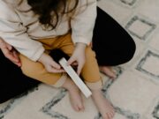 Étude révèle le style parental le plus efficace pour éduquer les enfants Parents maghrebi avec leurs enfants en train de lire à la table