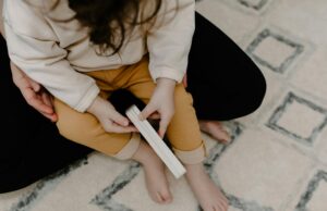 Étude révèle le style parental le plus efficace pour éduquer les enfants Parents maghrebi avec leurs enfants en train de lire à la table