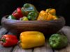 Cocas algériennes aux poivrons : recette traditionnelle et gourmande Algerian cocas with peppers on a wooden table