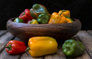 Cocas algériennes aux poivrons : recette traditionnelle et gourmande Algerian cocas with peppers on a wooden table