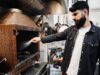 Nouveau restaurant algérien à Paris : découverte de la Maison Kabylia Intérieur d'un restaurant algérien à Paris, avec des clients assis autour de tables décorées en style kabyle et une vue sur l