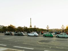 Marocains artisanaux au premier plan à Paris’ Rétromobile 2026 : les voitures traditionnelles marocaines en lumière Marocains exposant leurs véhicules traditionnels à Paris' Rétromobile 2026