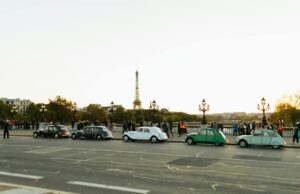 Marocains artisanaux au premier plan à Paris’ Rétromobile 2026 : les voitures traditionnelles marocaines en lumière Marocains exposant leurs véhicules traditionnels à Paris' Rétromobile 2026