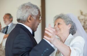 Une enquête révèle les mutations profondes de la société marocaine : mariages plus tardifs, chute de la natalité Marocain couples getting married later in life