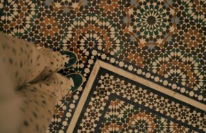 Un mélange culturel marocain et art contemporain : trois artistes exposent leur univers à la galerie des Carmes Three Moroccan artists exhibiting their contemporary works in a Parisian gallery