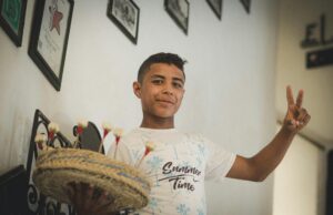 Redécouvrir l’hammam traditionnel tunisien dans un nouveau centre à Sainte-Ménehould Femme tunisienne se baignant dans un hammam traditionnel en France