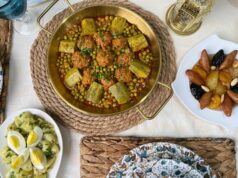 Cocas algériennes aux poivrons : une recette traditionnelle à partager pendant le Ramadan Algerian family enjoying traditional cocas dish during Ramadan