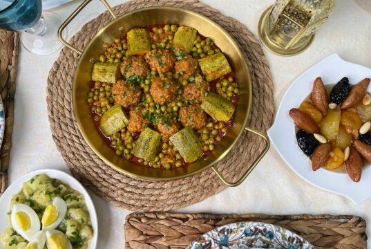 Cocas algériennes aux poivrons : une recette traditionnelle à partager pendant le Ramadan Algerian family enjoying traditional cocas dish during Ramadan