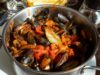 Saint-Jean-du-Falga : un nouveau voyage culinaire maghrébin pour les amoureux de la cuisine Amoureux de cuisine promenant dans les rues pavées de Saint-Jean-du-Falga avec des plats maghrébins en vue
