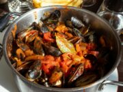 Saint-Jean-du-Falga : un nouveau voyage culinaire maghrébin pour les amoureux de la cuisine Amoureux de cuisine promenant dans les rues pavées de Saint-Jean-du-Falga avec des plats maghrébins en vue
