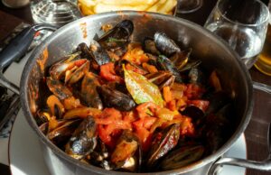 Saint-Jean-du-Falga : un nouveau voyage culinaire maghrébin pour les amoureux de la cuisine Amoureux de cuisine promenant dans les rues pavées de Saint-Jean-du-Falga avec des plats maghrébins en vue