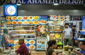 Découvrez les saveurs exotiques d’un restaurant algérien à Singapour Algerian family enjoying exotic dishes at a restaurant in Singapore
